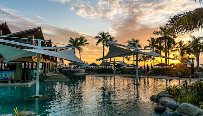 丽赏会品牌 - 池畔